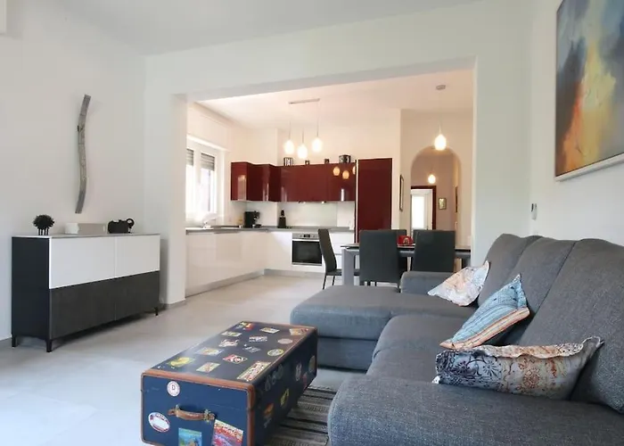 Vakantiehuis Cozy Modern W Free Parking Bbq & Fully Equipped Como